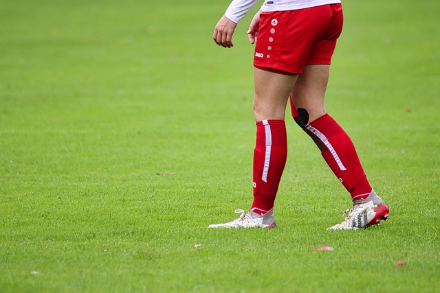 云南玉昆球员拜合拉木中超染红离场，对主裁疑似打出一拳.